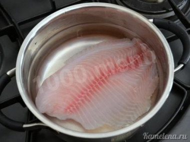 Рецепт - Закуска Рафаэлло из рыбы - Шаг 2 -  Рыбное филе разморозить, отварить в подсоленной воде на маленьком огне, в течение 10 -15 минут с момента закипания. Остудить.