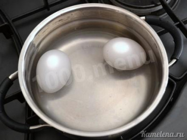 Рецепт - Закуска Рафаэлло из рыбы - Шаг 3 -  Яйца отварить в течение 10 минут с момента закипания. Охладить, залив холодной водой.