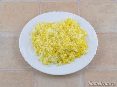 Рецепт - Закуска Рафаэлло из рыбы - Шаг 5 -  Яйца почистить, натереть на мелкой терке.