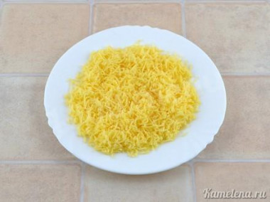 Рецепт - Закуска Рафаэлло из рыбы - Шаг 6 -  Сыр натереть на мелкой терке.
