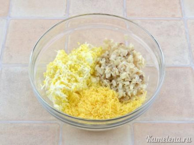 Рецепт - Закуска Рафаэлло из рыбы - Шаг 7 -  В салатник положить рыбное филе, яйца, сыр.