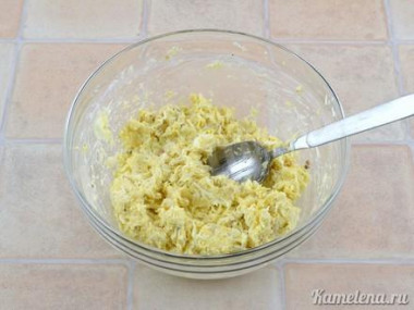 Рецепт - Закуска Рафаэлло из рыбы - Шаг 8 -  Добавить майонез, зубчик чеснока, выдавленный через чеснокодавку.Поперчить, хорошо перемешать в однородную массу.При необходимости, немного посолить.