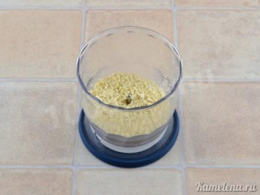 Рецепт - Закуска Рафаэлло из рыбы - Шаг 9 -  Миндаль залить кипятком на 5 минут, затем очистить от шкурки.Порубить в измельчителе или ножом, но не слишком мелко.