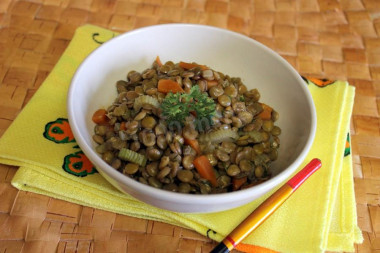 Каша из чечевицы с кориандром и томатным соком