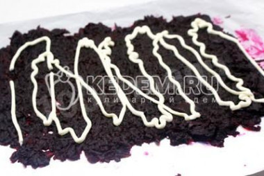 Рецепт - Салат Изумительный - Шаг 1 - Овощи и яйца отварить, остудить и очистить. Чернослив залить кипятком на 20 минут. Куриное филе заранее отварить и остудить. Салат выкладывать слоями на фольгу. Первым слоем выкладываем тертую свеклу, немного солим и смазываем майонезом.