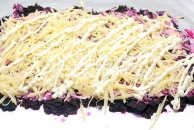 Рецепт - Салат Изумительный - Шаг 2 -  Вторым слоем выкладываем тертый сыр и смазываем майонезом.