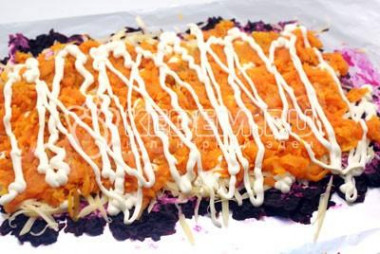 Рецепт - Салат Изумительный - Шаг 3 -  Третьим слоем тертую морковь, солим и смазываем майонезом.