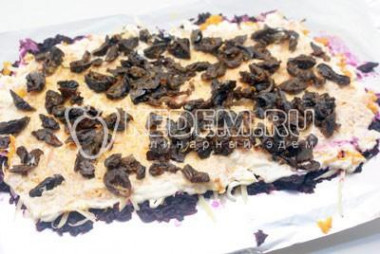 Рецепт - Салат Изумительный - Шаг 4 -  Четвертым слоем измельченный чернослив и немного майонеза.