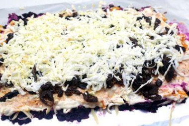 Рецепт - Салат Изумительный - Шаг 5 -  Пятым слоем тертые яйца и майонез.