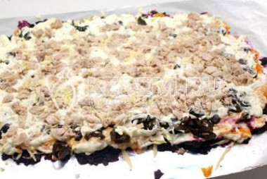 Рецепт - Салат Изумительный - Шаг 6 -  Последним слоем мелко нашинкованное куриное филе, посолить и смазать немного майонезом.