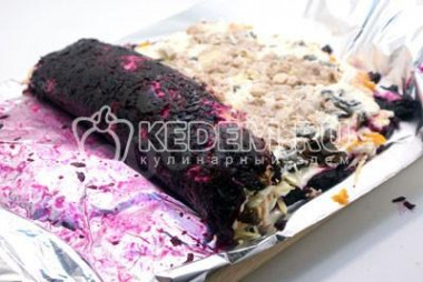 Рецепт - Салат Изумительный - Шаг 7 -  Скрутить рулетом и убрать в холод на 12 часов