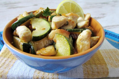 Теплый салат с грудкой и кабачком