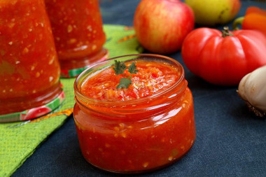 Аджика с болгарским и острым перцем, помидорами и яблоками
