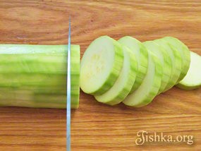 Рецепт - Фаршированные кабачки на сковороде - Шаг 1 - Кабачок помыть, почистить от кожицы, нарезать кольцами толщиной 1см.