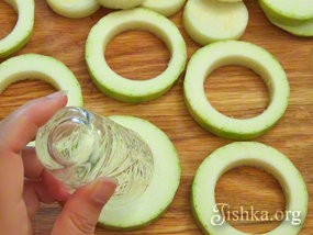 Рецепт - Фаршированные кабачки на сковороде - Шаг 2 -  При помощи маленькой рюмки вырезать серединки (они в приготовлении не понадобятся, их можно поджарить как обычные кабачки в муке).