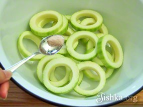 Рецепт - Фаршированные кабачки на сковороде - Шаг 3 -  Кабачки посыпать 0,5 ч.л. соли. Перемешать, оставить на 10 минут, они должны выпустить сок, который нужно потом будет слить.