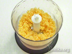 Рецепт - Фаршированные кабачки на сковороде - Шаг 4 -  Готовим фарш:Сыр измельчить в процессоре или натереть на терке.