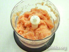 Рецепт - Фаршированные кабачки на сковороде - Шаг 5 -  Куриное филе очистить от пленок и жира, пропустить через мясорубку или измельчить в процессоре.