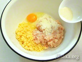 Рецепт - Фаршированные кабачки на сковороде - Шаг 7 -  Вбить 1 яйцо, высыпать всю манку.