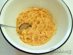 Рецепт - Фаршированные кабачки на сковороде - Шаг 8 -  Посолить (0,5ч.л. соли), поперчить (пара щепоток), хорошенько перемешать. Можно также добавить любимые специи или ароматные травы (орегано, базилик).