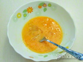 Рецепт - Фаршированные кабачки на сковороде - Шаг 9 -  2 яйца вбить в мисочку, посолить (пара щепоток соли), немного взбить вилкой.