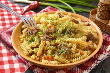 Макароны с соевым соусом, соусом чили и тушенкой