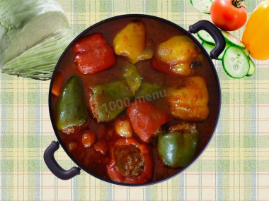 Перец фаршированный капустой и фаршем в томатном соусе