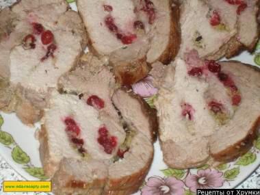 Мясо, фаршированное клюквой