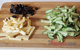 Рецепт - Салат из огурцов с сыром и маслинами - Шаг 1 - Огурцы необходимо нарезать соломкой, сыр также нарезать соломкой или небольшими кубиками. Маслины нарезать колечками.
