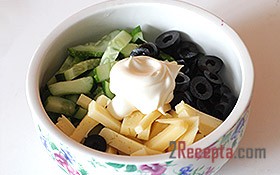 Рецепт - Салат из огурцов с сыром и маслинами - Шаг 2 -  Все подготовленные ингредиенты переложить в небольшой салатник. Посолить и заправить майонезом.