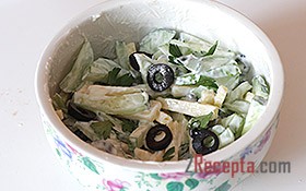 Рецепт - Салат из огурцов с сыром и маслинами - Шаг 3 -  Салат перемешать и сразу подавать к столу.