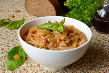 Тушеная капуста с изюмом