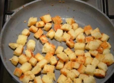 Рецепт - Салат с сухариками, куриным филе, сыром и кукурузой - Шаг 2 -  Батон нарезаем кубиками и обжариваем на растительном масле до золотистого цвета.