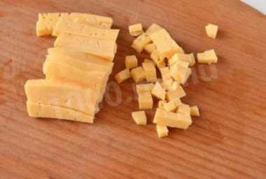 Рецепт - Салат с сухариками, куриным филе, сыром и кукурузой - Шаг 3 -  Сыр нарезаем небольшими кубиками.
