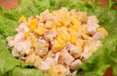 Рецепт - Салат с сухариками, куриным филе, сыром и кукурузой - Шаг 4 -  Смешиваем филе, сыр, кукурузу, сухарики. Заправляем майонезом, солим, перемешиваем и сразу подаем к столу.