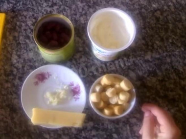 Рецепт - Салат с фасолью и сухариками за 5 минут - Шаг 1 - Как приготовить салат с фасолью и сухарикамиПриготовим ингредиенты