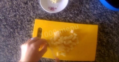 Рецепт - Салат с фасолью и сухариками за 5 минут - Шаг 2 -  Слить сок с фасоли и отправить в миску. Сыр наререть некрупными кубиками и добавить к фасоли.