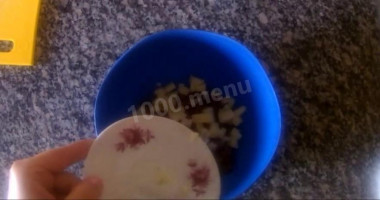 Рецепт - Салат с фасолью и сухариками за 5 минут - Шаг 3 -  Добавить измельченный чеснок.