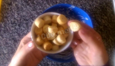 Рецепт - Салат с фасолью и сухариками за 5 минут - Шаг 5 -  Добавить сухарики в конце,перед подачей, чтобы сухарики не размякли. Еще раз немного перемешать.