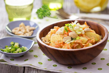 Салат с морковью, картошкой, стеблем сельдерея и кешью