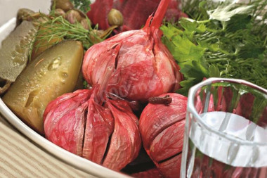 Чеснок со свеклой в маринаде с уксусом и гвоздикой на зиму