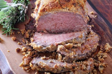 Говядина запечённая с пряной хлебной корочкой