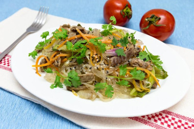 Фунчоза с говядиной, овощами, соевым соусом и имбирем