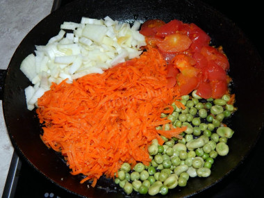 Рецепт - Японский омлет с рисом и овощами - Шаг 1 - Морковь моем, чистим, натираем на крупной терке. Лук мелко шинкуем. Помидор нарезаем на небольшие кусочки.