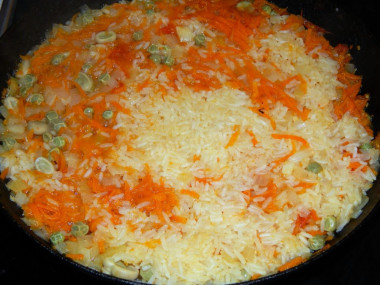 Рецепт - Японский омлет с рисом и овощами - Шаг 3 -  Добавляем промытый рис, немного воды, соль, перец и томим на медленном огне под крышкой в сотейнике около 20 минут (до готовности риса).