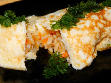 Рецепт - Японский омлет с рисом и овощами - Шаг 6 -  Все готово. Подаем со свежей зеленью или томатным кетчупом.Приятного аппетита!
