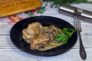 Курица кусочками с шампиньонами и паприкой на сковороде