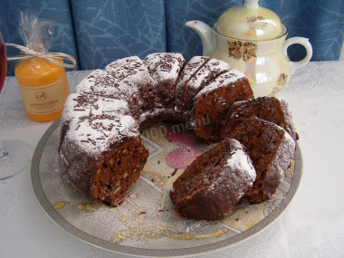 Шоколадный кекс с изюмом и орехами