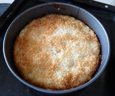 Кокосовый пирог с яблоками с начинкой из теста на йогурте