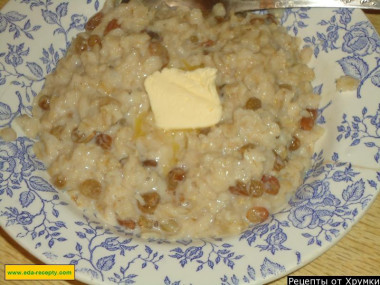 Овсяная каша с изюмом